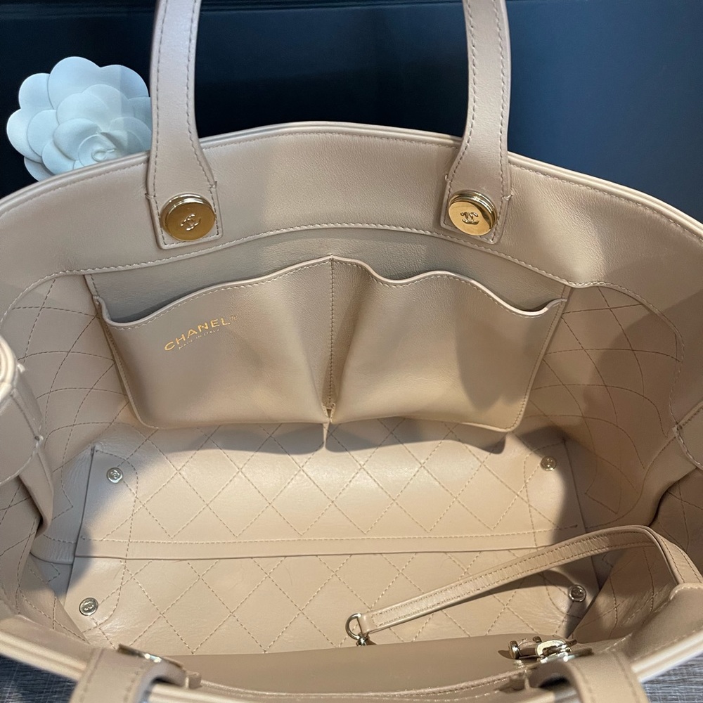 SOLD Chanel! LIKE NEW Small Shopping tote 20P beige - Picture 4 of 10